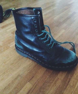 Schwarze Doc Martens mit grünen Verfärbungen in Schuhgröße 39