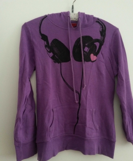 Lilaner Kapuzenpulli mit Aufdruck / Gr. S