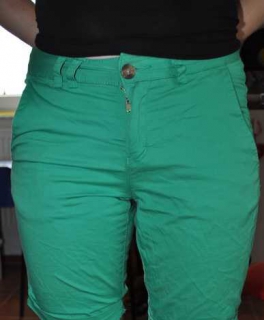 grüne kurze Hose