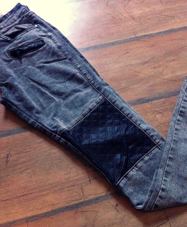 Graue Jeans mit Lederimitaten