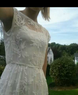 Wunderschönes weißes Spitzenkleid