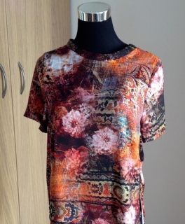 Oberteil / Top / Tshirt mit Aufdruck / orientalisch / mit seitlichem Einschnitt