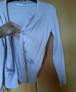 Beige Strickweste mit süßen Knöpfen und Schleifen