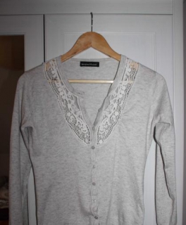 graue Strickjacke mit Spitze