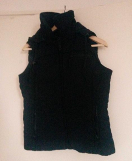 Kusschelige schwarze Weste für den Frühling!