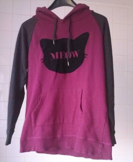 Dunkelroter Pullover