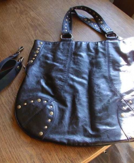 Schwarze Handtasche mit Nieten