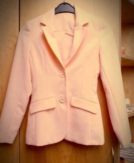 Lachsfarbener Blazer mit aufgesetzten Taschen