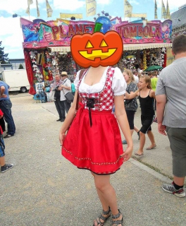 ein sehr schönes rotes dirndl!