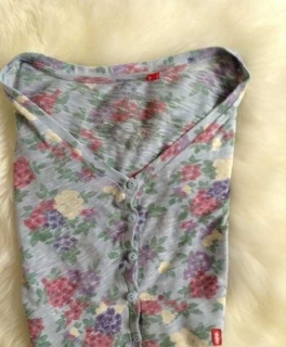 Schöner Blumencardigan in hellblau