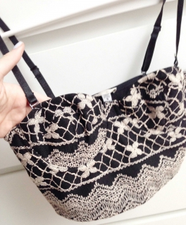 Ecote – Besticktes Bustier in Schwarz-Weiß