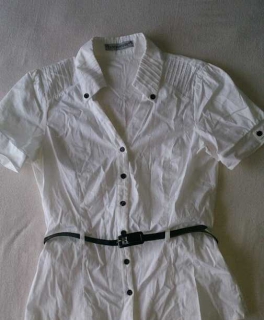 weiße Bluse mir schwarzem Gürtel