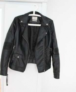 Schwarze Lederjacke im Bikerstil