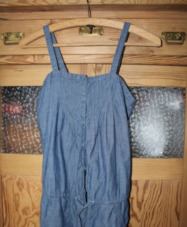 Süßer blauer Jumpsuit