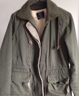 Khakifarbener Parka von Zara