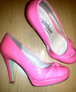 Korallfarbene Lackpumps