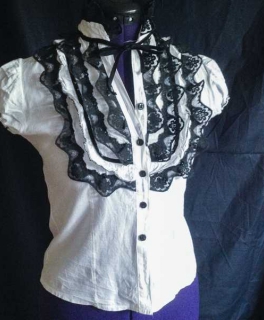 VERSAND INKL: S/W Lolitabluse mit schwarzen Spitzen und weißen Rüsschen