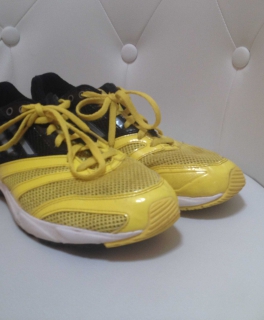 Schwarz-Gelbe Adidas Schuhe