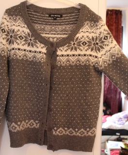 strickjacke weihnachtsmuster grau
