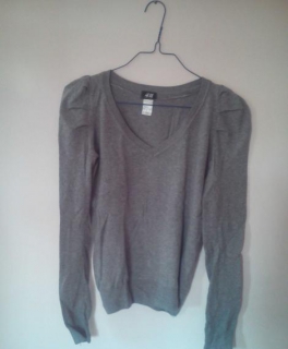 grauer Pullover mit Puffärmeln