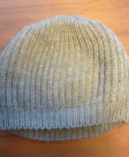 Graue schlichte Mütze zu verschenken