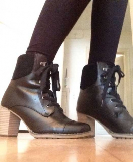 schwarze Stiefelette mit Holzabsatz Gr. 39