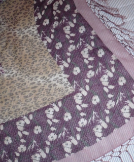 Lila Tuch mit witzigem Mustermix