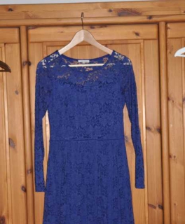 Blaues Spitzenkleid