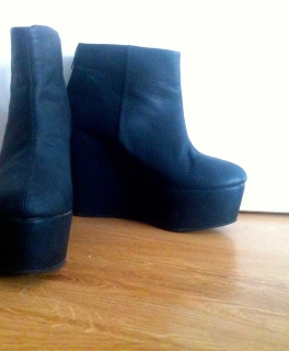 Schicke schwarze Plateauschuhe