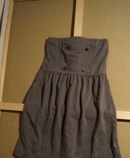 Kleines Kleid mit Knöpfen