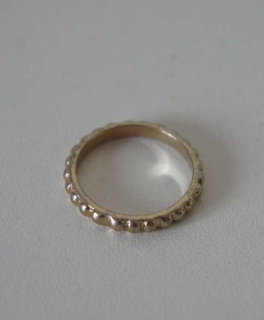 schlichter goldener Ring