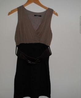 Kurzes-Kleid mit Gürtel