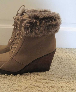 Wedges sandfarben mit Fell