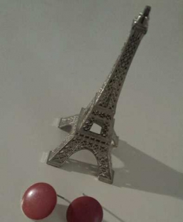 Rosa / Korall farbene flache, runde Ohrstecker von Pieces