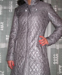 Grauer, langer Mantel für den Winter