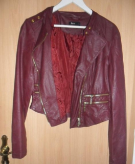 Weinrote Lederjacke mit goldenen Akzenten 