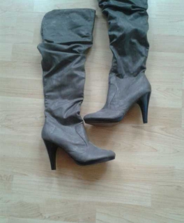 Neuwerige gefütterte Overknees/ Stiefel Gr.38 grau