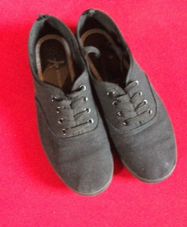 Schlichte schwarze Sneaker