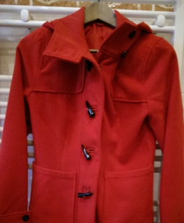 warmer roter Mantel