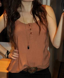 braunes tanktop oberteil knöpfe