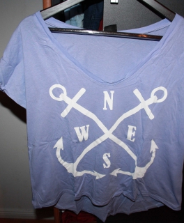 Fliederfarbenes T-Shirt