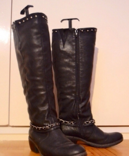 Schwarze Cowboystiefel hoch mit Nieten