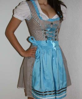 Süßes, kurzes Dirndl in angenehmen Farben