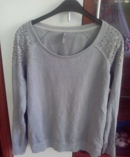 Grauer Pulli mit Steinchen :-)