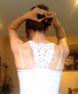 Weißes Top mit Spitze und wasserfallausschnitt