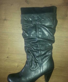 Super schöne Stiefel mit Absatz in schwarz Größe 39!
