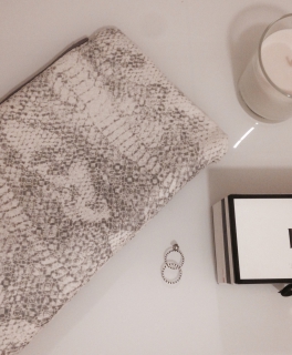 Clutch Kroko Optik grau weiß 