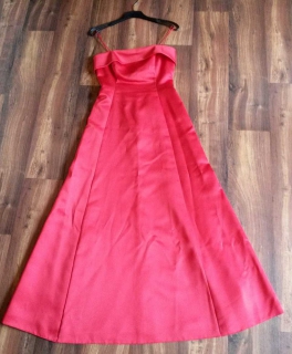 rotes Abendkleid mit Spagettiträgern