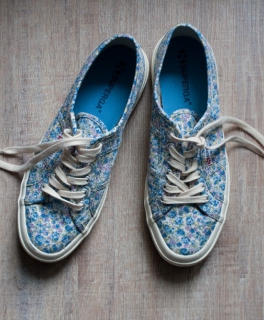 Sneaker mit Blumen Blümchen Print von Superga