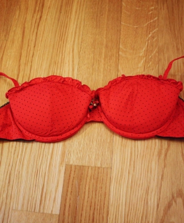süßer roter BH mit Pünktchen und Spitze